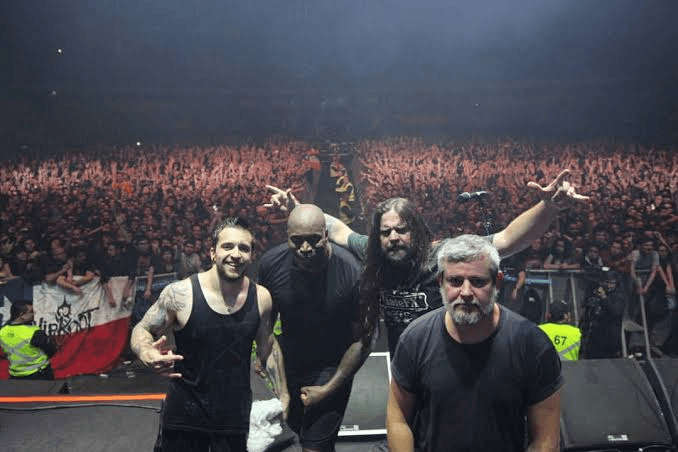 Sepultura sobre el escenario frente al público, 2015